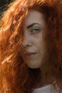 红发女人自然肖像