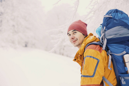 带着背包和帐篷冬季登山活动