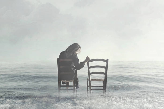悲伤的女人看着怀旧在她爱人的空椅子上