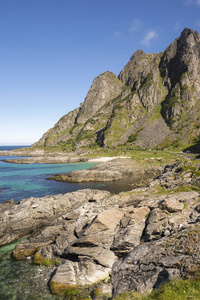 Andenes 在挪威罗弗敦的国家旅游路线 Andya 的海岸与翡翠绿海的舒展