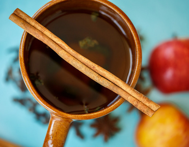 苹果与香料在一杯茶