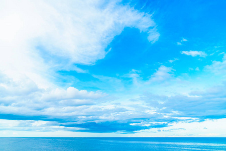 白云在蔚蓝的天空与海景和海洋背景