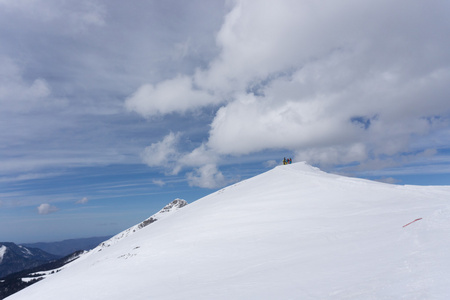 冬山风景和多云的天空