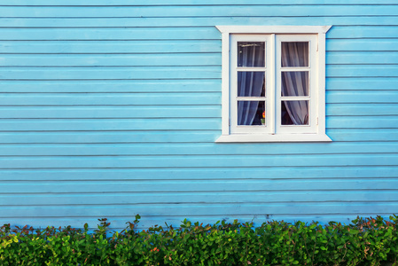 在多米尼加共和国的蓝色木墙上的白色窗口