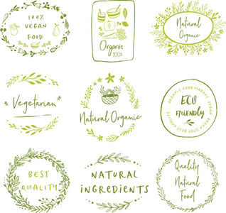 手为有机食品和饮料 天然产物 餐厅 健康食品市场和生产，在自然背景上的绘制的标签和元素集合。矢量插图
