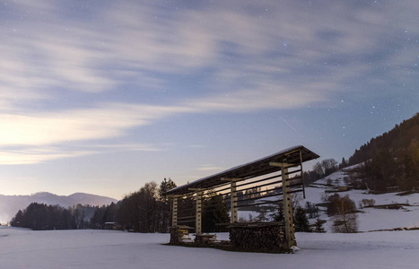 斯洛文尼亚 Kamnik 镇附近 Tuhinj 山谷的夜雪场面