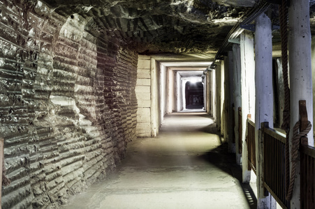 地下照明的隧道