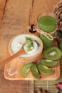 白色与绿色奇异果和猕猴桃果汁酸奶