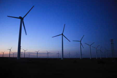 日暮时分，黑海，保加利亚的风力涡轮机