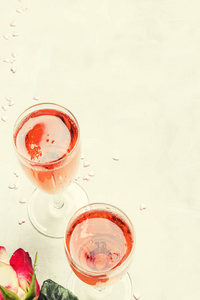 两杯粉红色香槟情侣在 St. 情人节, 灰色背景, 顶部视图