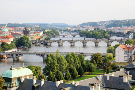 在布拉格，很多的桥梁瓦河上查看