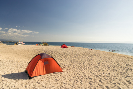 上白下蓝天空海滩帐篷图片