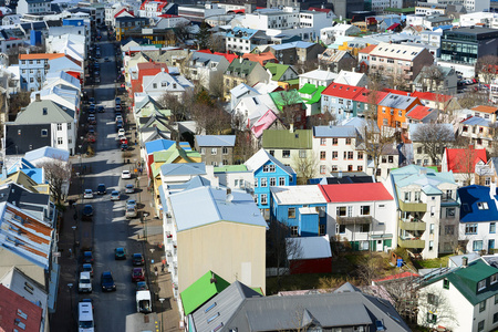 色彩缤纷的房子，在冰岛雷克雅未克市中心全景视图