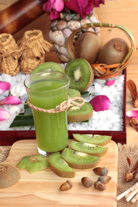 猕猴桃果多汁绿色和美味猕猴桃果汁