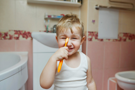 小男孩学会刷牙