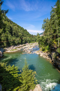 山区河流普鲁特河在 Yaremche