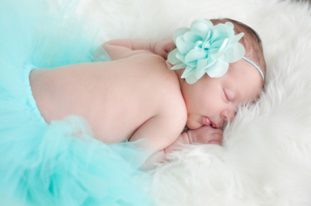 新生的女婴在青色兔兔睡觉肖像