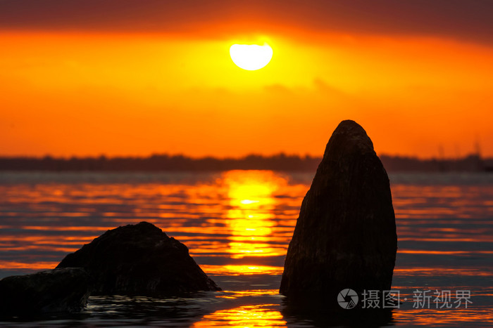 剪影石头和日落天空在湖泰国
