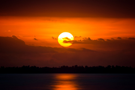 在湖，泰国的夕阳的天空