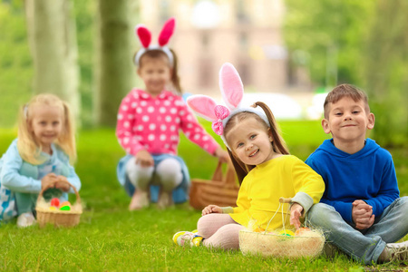孩子们在公园里玩得很开心。复活节彩蛋狩猎概念