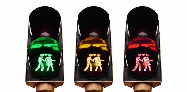 可爱的行人交通灯。情侣牵手, 传统价值观。传统家庭的绿色照明