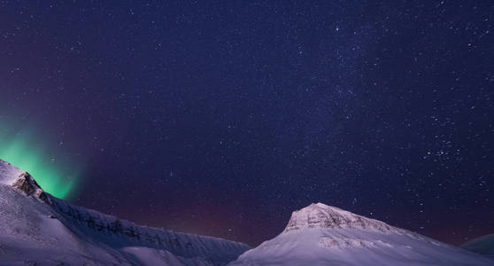 极地北极北极光在挪威斯瓦尔巴特的天空之星朗伊尔城城人山