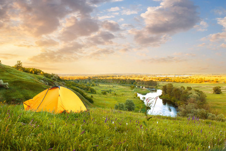 绿色草原旅游帐篷