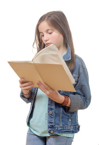 青春期前的女孩读一本书