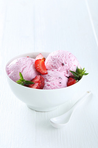 在碗里用草莓冰淇淋