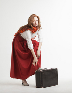 手提箱复古红色裙子的女人