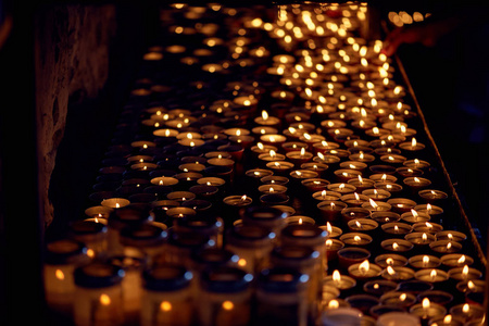天主教教堂里有很多燃烧的蜡烛