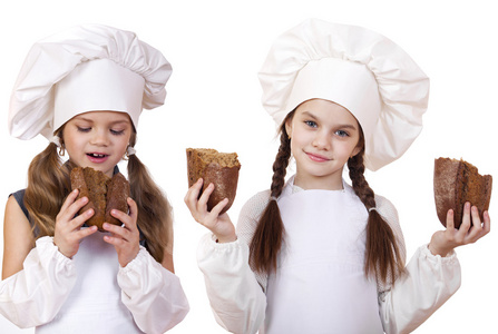 烹饪和人们的观念两个小女孩在厨师的帽子
