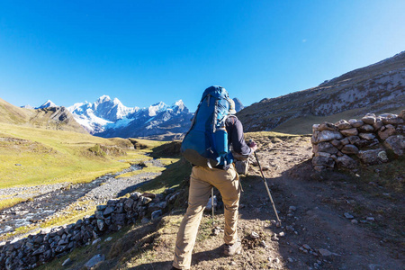 徒步旅行在科迪勒拉山系，秘鲁的场景