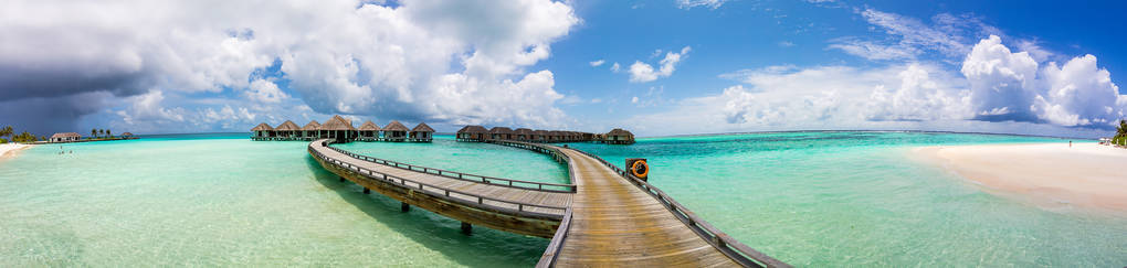 在马尔代夫的长空码头与珊瑚礁在水中
