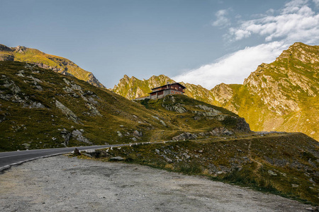 美丽蜿蜒的山路和山间的木屋