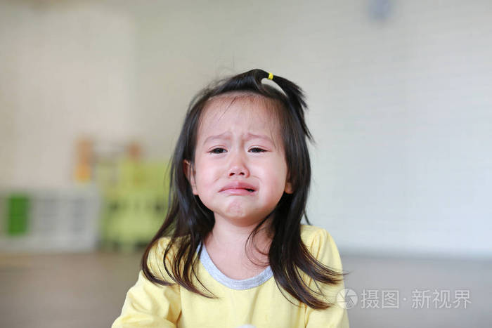 密切了小姑娘的孩子哭,因为她脸上泪流满面