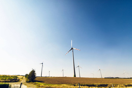 风车发电清洁。生态环境，防止全球变暖