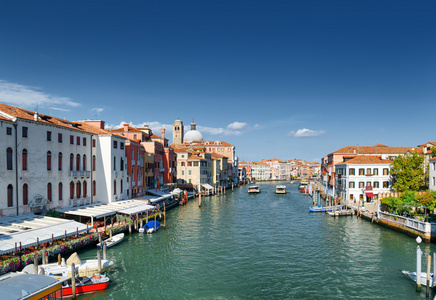 威尼斯中世纪房屋的宏伟运河和外观