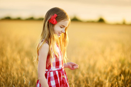 小女孩走在小麦