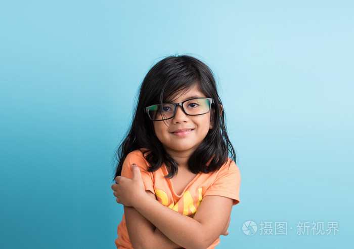 蓝底亚洲戴眼镜的印度小女孩