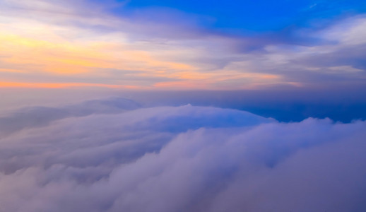 多彩的雾在 Doi Mokoju Th 山上日出景象
