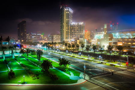 港口驱动器和摩天大楼的但到了晚上，在 San Diego，Cal 视图