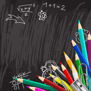 黑板上学校背景与彩色铅笔