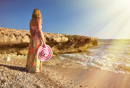女孩在沙滩上，塞浦路斯