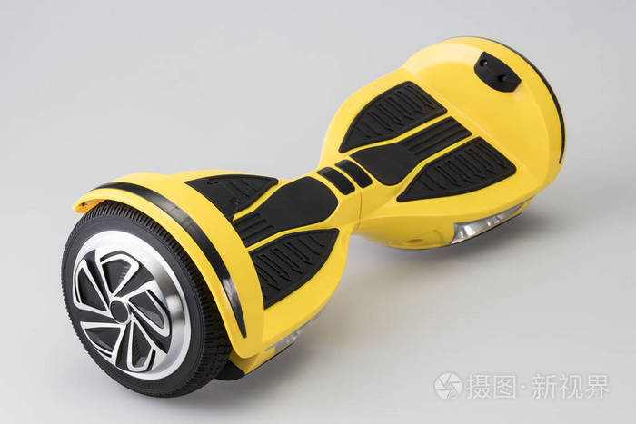 在白色背景上的黄色 gyroscooter