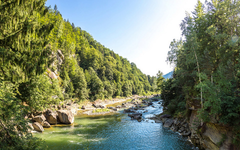 山区河流普鲁特河在 Yaremche