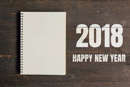 快乐新的一年 2018年和棕色笔记本打开木表黑色