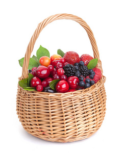 不同的莓果，在白色背景上孤立的篮子里