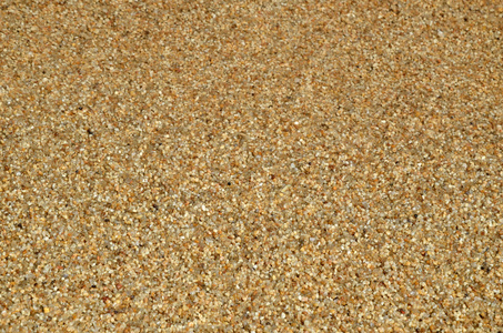 湿的小海卵石为背景