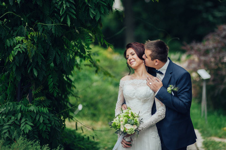 婚礼情侣鲜花花束拥抱在公园